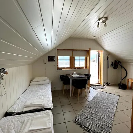 Πανσιόν Midnattsol Rom Og 3*